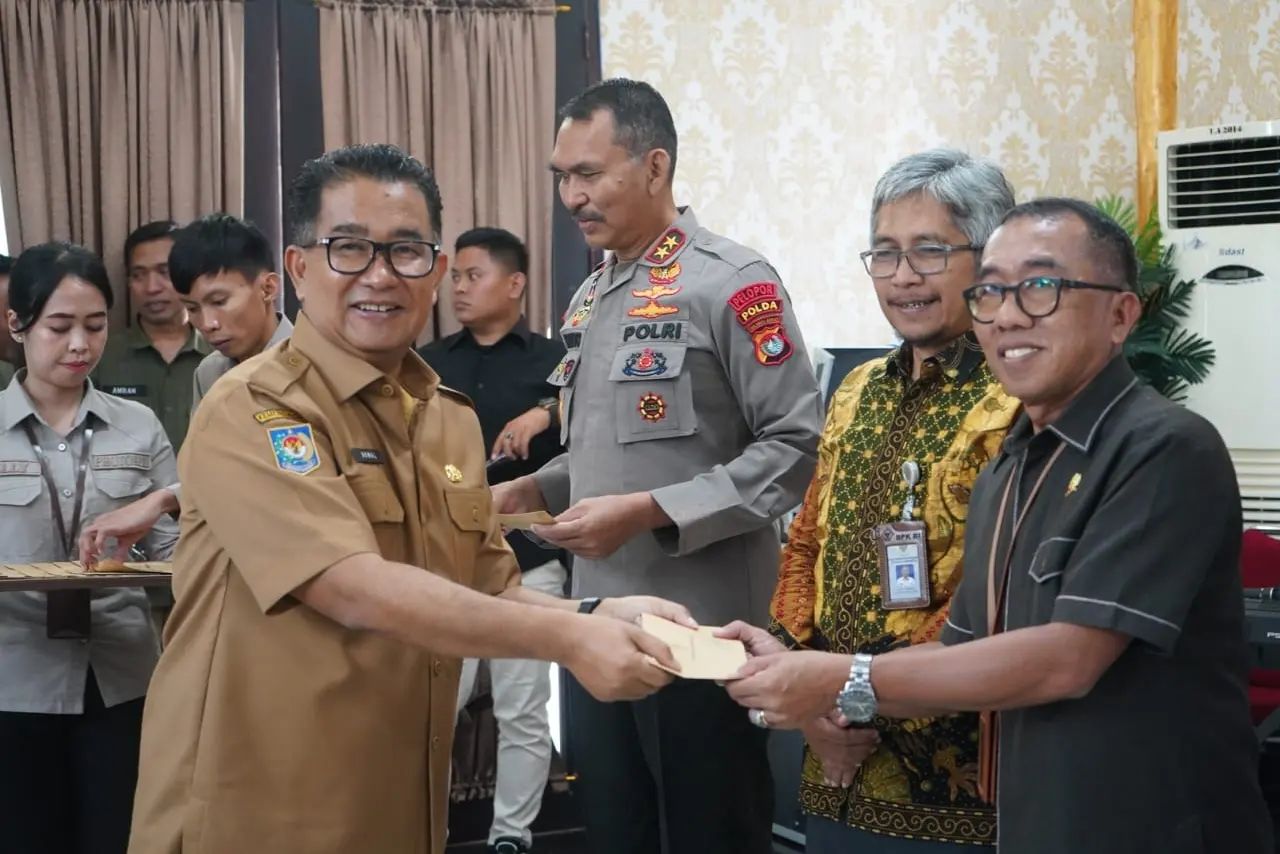 Pj Gubernur Sulbar Serahkan Akun Webgis Data Desa Presisi ke Forkopimda